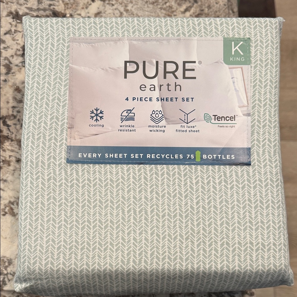Pure earth bed sheets king. New complete set